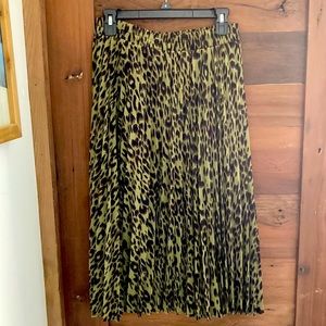 Green animal print pleated skirt with elastic waist, NEW!